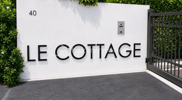 T2 de 41 m² avec terrasse, jardin et parking – Sud de Perpignan – Résidence sécurisé Le Cottage (2021)
Situé au sud de Perpignan, dans la résidence récente Le Cottage (2021), venez découvrir ce bel appartement T2 de 41 m² en rez-de-chaussée, parfaitement entretenu, offrant un état proche du neuf.
L’appartement se compose d’une agréable pièce de vie lumineuse avec cuisine ouverte, d’une chambre confortable, d’une salle d’eau moderne ainsi que de rangements fonctionnels et wc indépendant. 
Vous profiterez également d’une terrasse de 7 m² prolongée par un jardin privatif d’environ 20 à 25 m², idéal pour vos repas en extérieur, moments de détente espace végétalisé.
Une place de parking privative complète ce bien.
Les atouts : • Résidence récente de 2021
• Rez-de-chaussée pratique et accessible
• Terrasse + jardin privatif
• Place de stationnement
• Appartement propre, très bon état, aucun travaux à prévoir
• Secteur recherché au sud de Perpignan
• Idéal résidence principale ou investissement locatif
•Résidence sécurisé 
•Locataire en place sérieux depuis 2021 loyer 590€cc

Un bien rare sur le secteur, à découvrir rapidement.