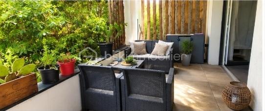 T2 de 41 m² avec terrasse, jardin et parking – Sud de Perpignan – Résidence sécurisé Le Cottage (2021)
Situé au sud de Perpignan, dans la résidence récente Le Cottage (2021), venez découvrir ce bel appartement T2 de 41 m² en rez-de-chaussée, parfaitement entretenu, offrant un état proche du neuf.
L’appartement se compose d’une agréable pièce de vie lumineuse avec cuisine ouverte, d’une chambre confortable, d’une salle d’eau moderne ainsi que de rangements fonctionnels et wc indépendant. 
Vous profiterez également d’une terrasse de 7 m² prolongée par un jardin privatif d’environ 20 à 25 m², idéal pour vos repas en extérieur, moments de détente espace végétalisé.
Une place de parking privative complète ce bien.
Les atouts : • Résidence récente de 2021
• Rez-de-chaussée pratique et accessible
• Terrasse + jardin privatif
• Place de stationnement
• Appartement propre, très bon état, aucun travaux à prévoir
• Secteur recherché au sud de Perpignan
• Idéal résidence principale ou investissement locatif
•Résidence sécurisé 
•Locataire en place sérieux depuis 2021 loyer 590€cc

Un bien rare sur le secteur, à découvrir rapidement.