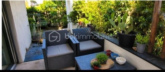 T2 de 41 m² avec terrasse, jardin et parking – Sud de Perpignan – Résidence sécurisé Le Cottage (2021)
Situé au sud de Perpignan, dans la résidence récente Le Cottage (2021), venez découvrir ce bel appartement T2 de 41 m² en rez-de-chaussée, parfaitement entretenu, offrant un état proche du neuf.
L’appartement se compose d’une agréable pièce de vie lumineuse avec cuisine ouverte, d’une chambre confortable, d’une salle d’eau moderne ainsi que de rangements fonctionnels et wc indépendant. 
Vous profiterez également d’une terrasse de 7 m² prolongée par un jardin privatif d’environ 20 à 25 m², idéal pour vos repas en extérieur, moments de détente espace végétalisé.
Une place de parking privative complète ce bien.
Les atouts : • Résidence récente de 2021
• Rez-de-chaussée pratique et accessible
• Terrasse + jardin privatif
• Place de stationnement
• Appartement propre, très bon état, aucun travaux à prévoir
• Secteur recherché au sud de Perpignan
• Idéal résidence principale ou investissement locatif
•Résidence sécurisé 
•Locataire en place sérieux depuis 2021 loyer 590€cc

Un bien rare sur le secteur, à découvrir rapidement.
