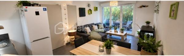 T2 de 41 m² avec terrasse, jardin et parking – Sud de Perpignan – Résidence sécurisé Le Cottage (2021)
Situé au sud de Perpignan, dans la résidence récente Le Cottage (2021), venez découvrir ce bel appartement T2 de 41 m² en rez-de-chaussée, parfaitement entretenu, offrant un état proche du neuf.
L’appartement se compose d’une agréable pièce de vie lumineuse avec cuisine ouverte, d’une chambre confortable, d’une salle d’eau moderne ainsi que de rangements fonctionnels et wc indépendant. 
Vous profiterez également d’une terrasse de 7 m² prolongée par un jardin privatif d’environ 20 à 25 m², idéal pour vos repas en extérieur, moments de détente espace végétalisé.
Une place de parking privative complète ce bien.
Les atouts : • Résidence récente de 2021
• Rez-de-chaussée pratique et accessible
• Terrasse + jardin privatif
• Place de stationnement
• Appartement propre, très bon état, aucun travaux à prévoir
• Secteur recherché au sud de Perpignan
• Idéal résidence principale ou investissement locatif
•Résidence sécurisé 
•Locataire en place sérieux depuis 2021 loyer 590€cc

Un bien rare sur le secteur, à découvrir rapidement.