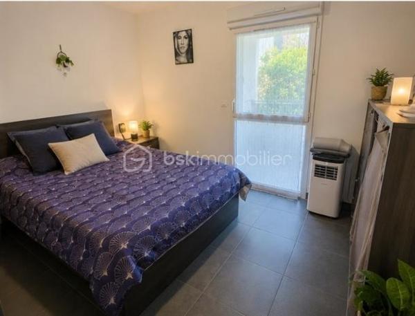 T2 de 41 m² avec terrasse, jardin et parking – Sud de Perpignan – Résidence sécurisé Le Cottage (2021)
Situé au sud de Perpignan, dans la résidence récente Le Cottage (2021), venez découvrir ce bel appartement T2 de 41 m² en rez-de-chaussée, parfaitement entretenu, offrant un état proche du neuf.
L’appartement se compose d’une agréable pièce de vie lumineuse avec cuisine ouverte, d’une chambre confortable, d’une salle d’eau moderne ainsi que de rangements fonctionnels et wc indépendant. 
Vous profiterez également d’une terrasse de 7 m² prolongée par un jardin privatif d’environ 20 à 25 m², idéal pour vos repas en extérieur, moments de détente espace végétalisé.
Une place de parking privative complète ce bien.
Les atouts : • Résidence récente de 2021
• Rez-de-chaussée pratique et accessible
• Terrasse + jardin privatif
• Place de stationnement
• Appartement propre, très bon état, aucun travaux à prévoir
• Secteur recherché au sud de Perpignan
• Idéal résidence principale ou investissement locatif
•Résidence sécurisé 
•Locataire en place sérieux depuis 2021 loyer 590€cc

Un bien rare sur le secteur, à découvrir rapidement.