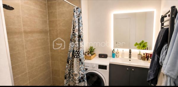 T2 de 41 m² avec terrasse, jardin et parking – Sud de Perpignan – Résidence sécurisé Le Cottage (2021)
Situé au sud de Perpignan, dans la résidence récente Le Cottage (2021), venez découvrir ce bel appartement T2 de 41 m² en rez-de-chaussée, parfaitement entretenu, offrant un état proche du neuf.
L’appartement se compose d’une agréable pièce de vie lumineuse avec cuisine ouverte, d’une chambre confortable, d’une salle d’eau moderne ainsi que de rangements fonctionnels et wc indépendant. 
Vous profiterez également d’une terrasse de 7 m² prolongée par un jardin privatif d’environ 20 à 25 m², idéal pour vos repas en extérieur, moments de détente espace végétalisé.
Une place de parking privative complète ce bien.
Les atouts : • Résidence récente de 2021
• Rez-de-chaussée pratique et accessible
• Terrasse + jardin privatif
• Place de stationnement
• Appartement propre, très bon état, aucun travaux à prévoir
• Secteur recherché au sud de Perpignan
• Idéal résidence principale ou investissement locatif
•Résidence sécurisé 
•Locataire en place sérieux depuis 2021 loyer 590€cc

Un bien rare sur le secteur, à découvrir rapidement.
