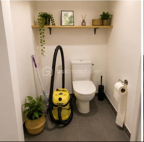 T2 de 41 m² avec terrasse, jardin et parking – Sud de Perpignan – Résidence sécurisé Le Cottage (2021)
Situé au sud de Perpignan, dans la résidence récente Le Cottage (2021), venez découvrir ce bel appartement T2 de 41 m² en rez-de-chaussée, parfaitement entretenu, offrant un état proche du neuf.
L’appartement se compose d’une agréable pièce de vie lumineuse avec cuisine ouverte, d’une chambre confortable, d’une salle d’eau moderne ainsi que de rangements fonctionnels et wc indépendant. 
Vous profiterez également d’une terrasse de 7 m² prolongée par un jardin privatif d’environ 20 à 25 m², idéal pour vos repas en extérieur, moments de détente espace végétalisé.
Une place de parking privative complète ce bien.
Les atouts : • Résidence récente de 2021
• Rez-de-chaussée pratique et accessible
• Terrasse + jardin privatif
• Place de stationnement
• Appartement propre, très bon état, aucun travaux à prévoir
• Secteur recherché au sud de Perpignan
• Idéal résidence principale ou investissement locatif
•Résidence sécurisé 
•Locataire en place sérieux depuis 2021 loyer 590€cc

Un bien rare sur le secteur, à découvrir rapidement.