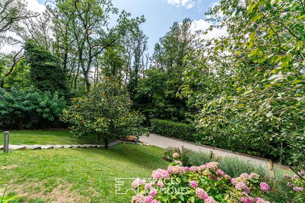Maison de plain-pied avec jardin arboré et piscine au coeur de Limonest