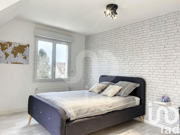 Maison traditionnelle 9 pièces de 256 m² à Tournan-en-Brie (77220)