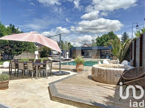 Maison traditionnelle 9 pièces de 256 m² à Tournan-en-Brie (77220)