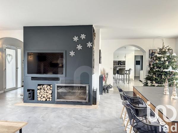 Maison traditionnelle 9 pièces de 256 m² à Tournan-en-Brie (77220)