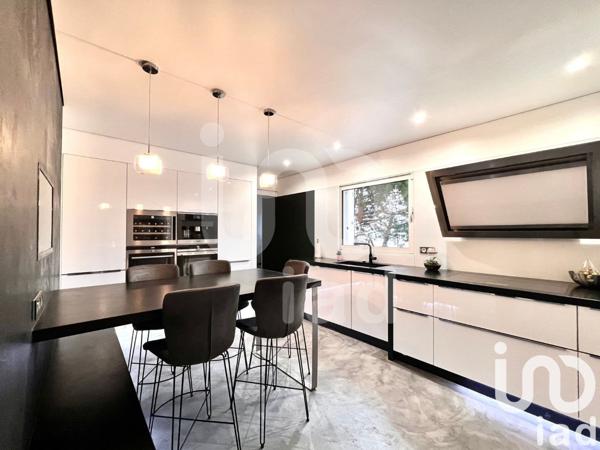 Maison traditionnelle 9 pièces de 256 m² à Tournan-en-Brie (77220)