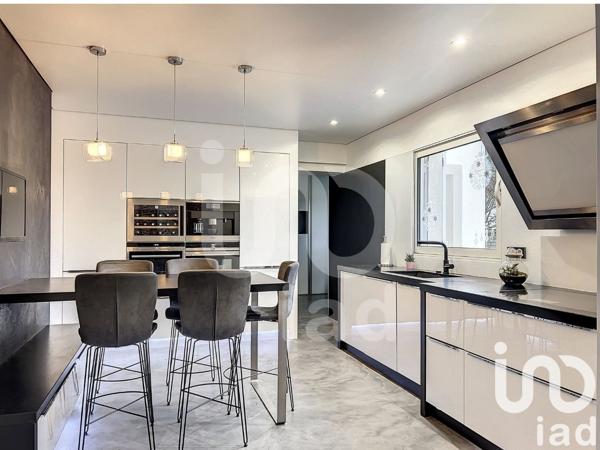 Maison traditionnelle 9 pièces de 256 m² à Tournan-en-Brie (77220)