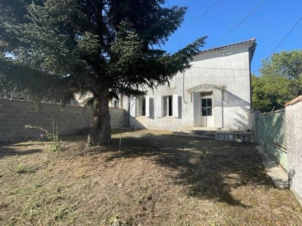 Maison ancienne à rénover avec chai et garage attenants