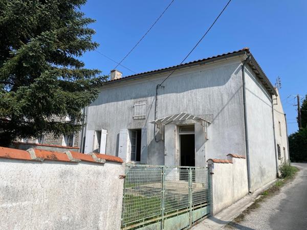 Maison ancienne à rénover avec chai et garage attenants
