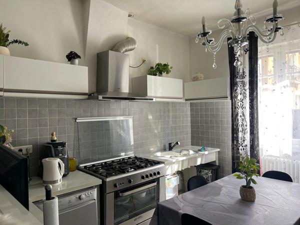 A vendre maison mitoyenne  3 pièces de  65 m2 avec grand garage sur terrain de 295 m2