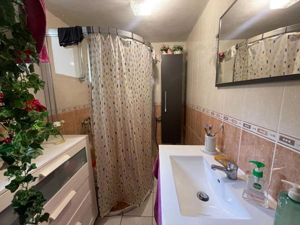 A vendre maison mitoyenne  3 pièces de  65 m2 avec grand garage sur terrain de 295 m2