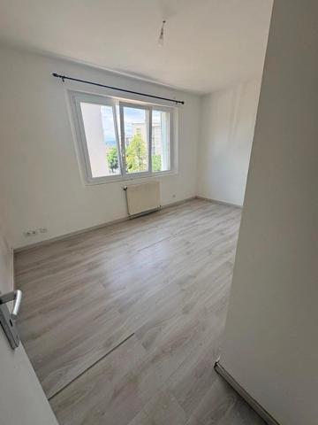 Vente                                                      Appartement
                        
                     3 pièces                      61 m2                     à Bourg-Lès-Valence