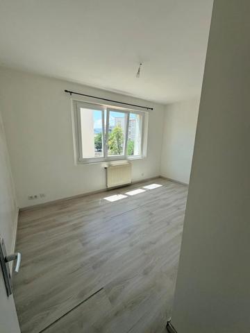 Vente                                                      Appartement
                        
                     3 pièces                      61 m2                     à Bourg-Lès-Valence