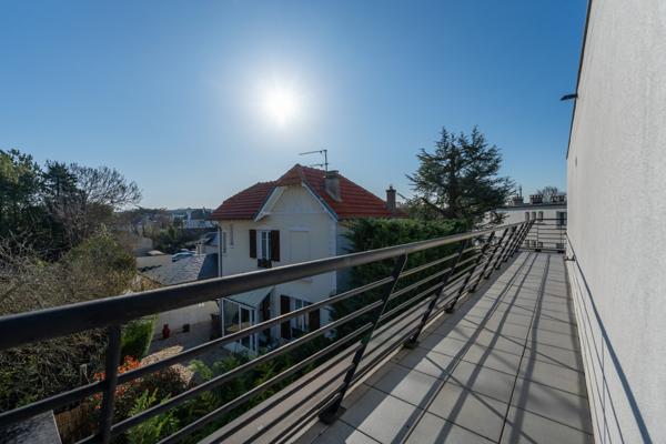 Maison d’architecte familiale avec jardin, à proximité des écoles internationales et du Parc de Saint-Cloud