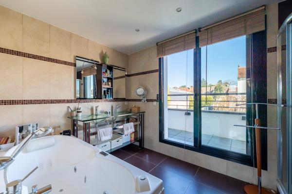 Maison d’architecte familiale avec jardin, à proximité des écoles internationales et du Parc de Saint-Cloud