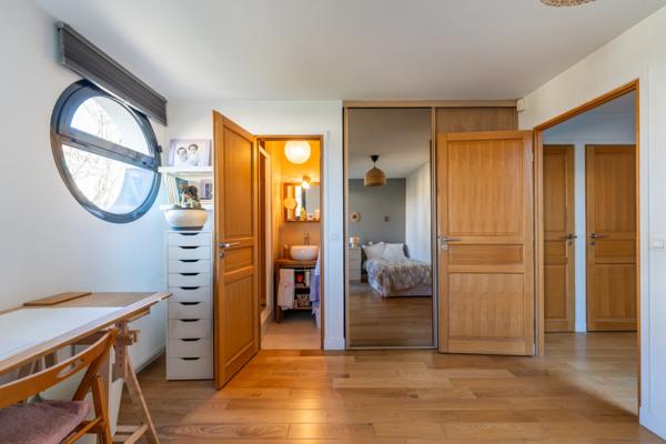 Maison d’architecte familiale avec jardin, à proximité des écoles internationales et du Parc de Saint-Cloud