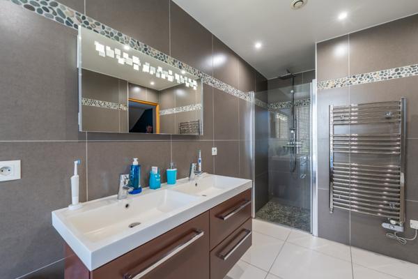 Maison d’architecte familiale avec jardin, à proximité des écoles internationales et du Parc de Saint-Cloud