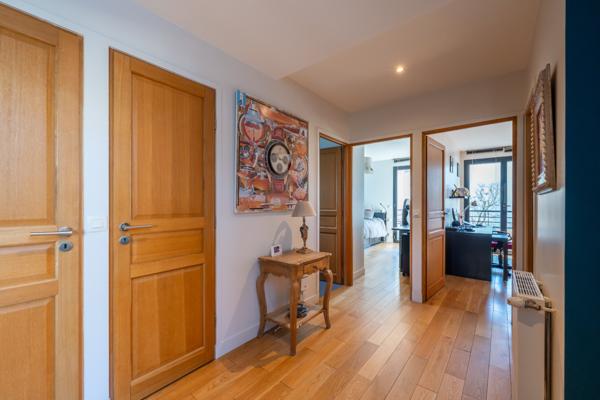 Maison d’architecte familiale avec jardin, à proximité des écoles internationales et du Parc de Saint-Cloud