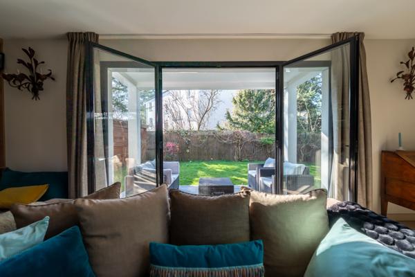 Maison d’architecte familiale avec jardin, à proximité des écoles internationales et du Parc de Saint-Cloud