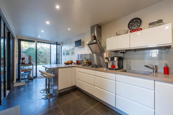Maison d’architecte familiale avec jardin, à proximité des écoles internationales et du Parc de Saint-Cloud