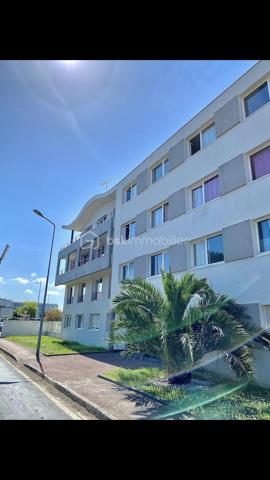 Idéalement situé à seulement 700 mètres de la plage, à proximité de la gare et de tous les commerces, ce studio de 18,77 m², entièrement rénové avec goût, saura vous séduire.
Situé en rez-de-chaussée d'une résidence sécurisée, il comprend une agréable pièce de vie avec coin cuisine, une entrée, une salle d'eau avec wc ainsi qu'un petit balcon exposé côté espaces verts , à l'abri de la rue pour profiter des beaux jours.
Un bien clé en main, idéal pour un pied-à-terre, un premier achat ou un investissement locatif.