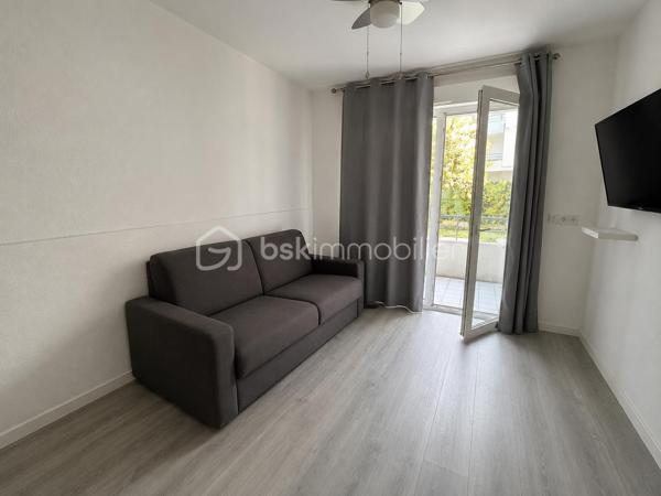 Idéalement situé à seulement 700 mètres de la plage, à proximité de la gare et de tous les commerces, ce studio de 18,77 m², entièrement rénové avec goût, saura vous séduire.
Situé en rez-de-chaussée d'une résidence sécurisée, il comprend une agréable pièce de vie avec coin cuisine, une entrée, une salle d'eau avec wc ainsi qu'un petit balcon exposé côté espaces verts , à l'abri de la rue pour profiter des beaux jours.
Un bien clé en main, idéal pour un pied-à-terre, un premier achat ou un investissement locatif.
