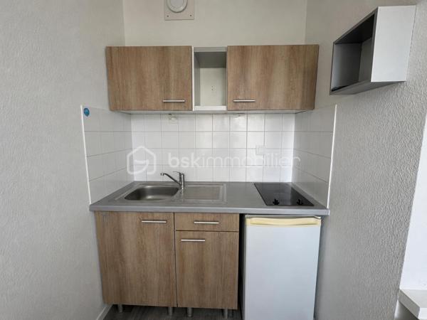 Idéalement situé à seulement 700 mètres de la plage, à proximité de la gare et de tous les commerces, ce studio de 18,77 m², entièrement rénové avec goût, saura vous séduire.
Situé en rez-de-chaussée d'une résidence sécurisée, il comprend une agréable pièce de vie avec coin cuisine, une entrée, une salle d'eau avec wc ainsi qu'un petit balcon exposé côté espaces verts , à l'abri de la rue pour profiter des beaux jours.
Un bien clé en main, idéal pour un pied-à-terre, un premier achat ou un investissement locatif.