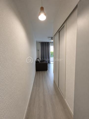 Idéalement situé à seulement 700 mètres de la plage, à proximité de la gare et de tous les commerces, ce studio de 18,77 m², entièrement rénové avec goût, saura vous séduire.
Situé en rez-de-chaussée d'une résidence sécurisée, il comprend une agréable pièce de vie avec coin cuisine, une entrée, une salle d'eau avec wc ainsi qu'un petit balcon exposé côté espaces verts , à l'abri de la rue pour profiter des beaux jours.
Un bien clé en main, idéal pour un pied-à-terre, un premier achat ou un investissement locatif.