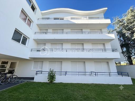 Idéalement situé à seulement 700 mètres de la plage, à proximité de la gare et de tous les commerces, ce studio de 18,77 m², entièrement rénové avec goût, saura vous séduire.
Situé en rez-de-chaussée d'une résidence sécurisée, il comprend une agréable pièce de vie avec coin cuisine, une entrée, une salle d'eau avec wc ainsi qu'un petit balcon exposé côté espaces verts , à l'abri de la rue pour profiter des beaux jours.
Un bien clé en main, idéal pour un pied-à-terre, un premier achat ou un investissement locatif.
