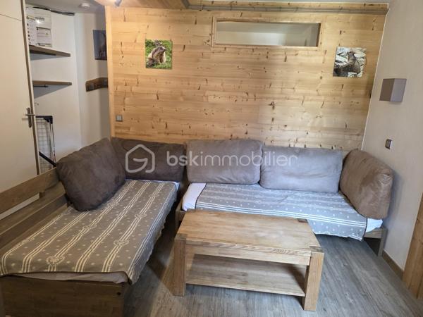 Rare à la vente, appartement T4 entièrement rénové, skis aux pieds ! 3 chambres parfaites pour accueillir famille et amis. Une pièce de vie avec coin repas et coin salon. Une salle de bains et une salle d'eau pour un confort optimal, 2 WC séparés. Vendu meublé et équipé avec casiers à skis.