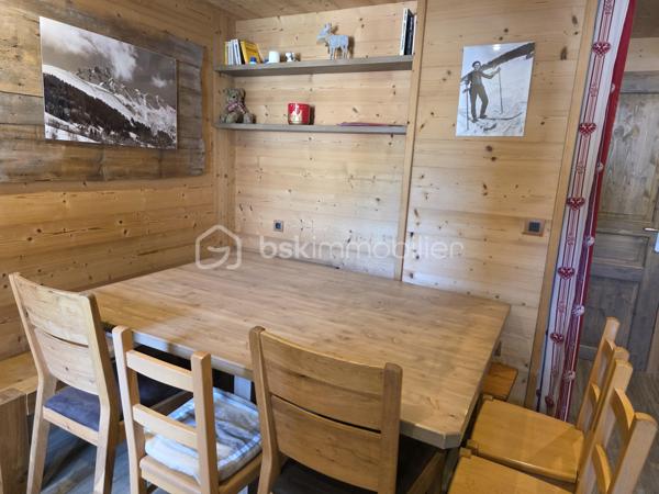 Rare à la vente, appartement T4 entièrement rénové, skis aux pieds ! 3 chambres parfaites pour accueillir famille et amis. Une pièce de vie avec coin repas et coin salon. Une salle de bains et une salle d'eau pour un confort optimal, 2 WC séparés. Vendu meublé et équipé avec casiers à skis.