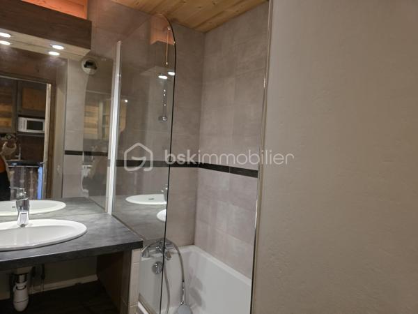 Rare à la vente, appartement T4 entièrement rénové, skis aux pieds ! 3 chambres parfaites pour accueillir famille et amis. Une pièce de vie avec coin repas et coin salon. Une salle de bains et une salle d'eau pour un confort optimal, 2 WC séparés. Vendu meublé et équipé avec casiers à skis.