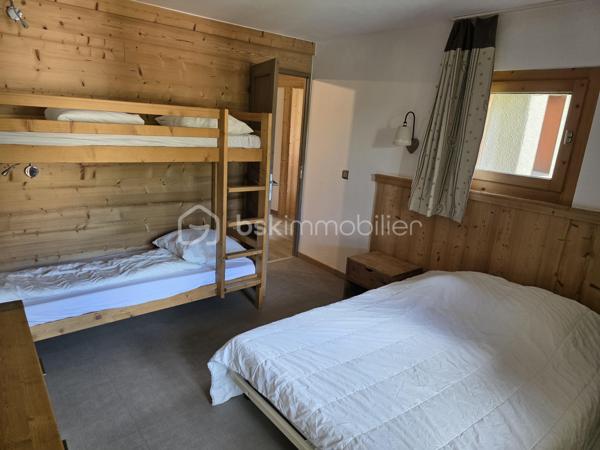 Rare à la vente, appartement T4 entièrement rénové, skis aux pieds ! 3 chambres parfaites pour accueillir famille et amis. Une pièce de vie avec coin repas et coin salon. Une salle de bains et une salle d'eau pour un confort optimal, 2 WC séparés. Vendu meublé et équipé avec casiers à skis.