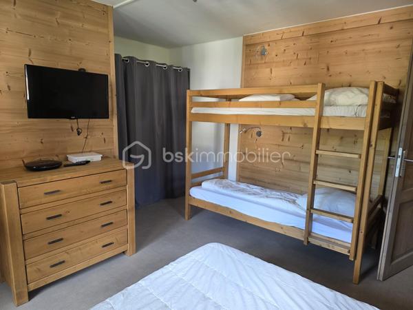 Rare à la vente, appartement T4 entièrement rénové, skis aux pieds ! 3 chambres parfaites pour accueillir famille et amis. Une pièce de vie avec coin repas et coin salon. Une salle de bains et une salle d'eau pour un confort optimal, 2 WC séparés. Vendu meublé et équipé avec casiers à skis.