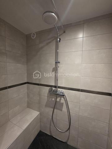 Rare à la vente, appartement T4 entièrement rénové, skis aux pieds ! 3 chambres parfaites pour accueillir famille et amis. Une pièce de vie avec coin repas et coin salon. Une salle de bains et une salle d'eau pour un confort optimal, 2 WC séparés. Vendu meublé et équipé avec casiers à skis.