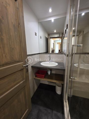 Rare à la vente, appartement T4 entièrement rénové, skis aux pieds ! 3 chambres parfaites pour accueillir famille et amis. Une pièce de vie avec coin repas et coin salon. Une salle de bains et une salle d'eau pour un confort optimal, 2 WC séparés. Vendu meublé et équipé avec casiers à skis.