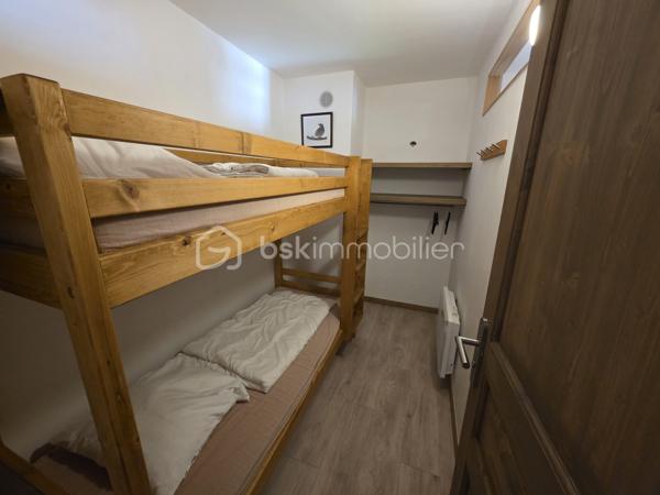 Rare à la vente, appartement T4 entièrement rénové, skis aux pieds ! 3 chambres parfaites pour accueillir famille et amis. Une pièce de vie avec coin repas et coin salon. Une salle de bains et une salle d'eau pour un confort optimal, 2 WC séparés. Vendu meublé et équipé avec casiers à skis.