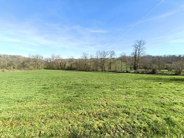 Joli terrain constructible situé à 15' à l'est de Figeac
