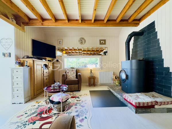 Dans un environnement privilégié, au calme absolu, cette superbe maison familiale de type 6 offre un cadre de vie rare, recherché pour sa tranquillité et sa qualité de vie.
Entièrement rénovée avec soin, elle se présente aujourd’hui dans un état irréprochable : toiture neuve, excellente isolation, prestations
modernes… aucun travaux à prévoir.
Une grande partie des équipements intérieurs est récente voire neuve : éclairages, aménagements, ainsi que certains espaces entièrement refaits comme l’un des deux salons et l’escalier, apportant une vraie sensation de confort et de modernité.
L'un des deux salons est équipé d’un poêle mixte bois et granulés (pellets) neuf, avec une installation complète récente, offrant à la fois
confort, performance énergétique et ambiance chaleureuse.
Dès l’entrée, le ton est donné : une maison chaleureuse, fonctionnelle et pensée pour la vie de famille.
La pièce de vie, lumineuse et conviviale, invite naturellement aux moments de partage.
La maison développe de beaux volumes avec une distribution idéale :
3 chambres
2 salons + une salle à manger
Cuisine récente entièrement équipée
Bureau, dressing
Salle de bain + salle d’eau
Entrée avec rangements
Buanderie
À l’extérieur, le charme opère immédiatement :
un magnifique terrain de plus de 1 250 m², parfaitement entretenu, offrant une vue dégagée sur les montagnes et une vraie sensation d’espace et de sérénité.
Des annexes complètent ce bien, apportant un confort de vie supplémentaire au quotidien.
Un bien rare sur le secteur de Montisel, idéal pour une famille en quête de calme, d’espace et de qualité de vie, tout en restant proche des commodités.
À découvrir sans tarder — coup de cœur assuré.
Vidéo et site du bien sur demande.