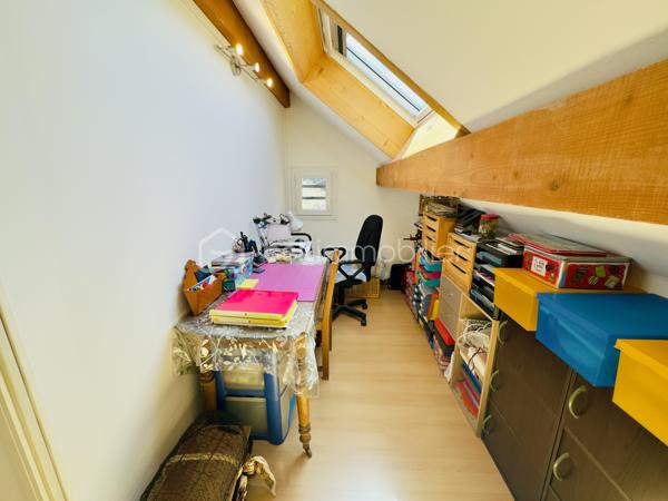 Dans un environnement privilégié, au calme absolu, cette superbe maison familiale de type 6 offre un cadre de vie rare, recherché pour sa tranquillité et sa qualité de vie.
Entièrement rénovée avec soin, elle se présente aujourd’hui dans un état irréprochable : toiture neuve, excellente isolation, prestations
modernes… aucun travaux à prévoir.
Une grande partie des équipements intérieurs est récente voire neuve : éclairages, aménagements, ainsi que certains espaces entièrement refaits comme l’un des deux salons et l’escalier, apportant une vraie sensation de confort et de modernité.
L'un des deux salons est équipé d’un poêle mixte bois et granulés (pellets) neuf, avec une installation complète récente, offrant à la fois
confort, performance énergétique et ambiance chaleureuse.
Dès l’entrée, le ton est donné : une maison chaleureuse, fonctionnelle et pensée pour la vie de famille.
La pièce de vie, lumineuse et conviviale, invite naturellement aux moments de partage.
La maison développe de beaux volumes avec une distribution idéale :
3 chambres
2 salons + une salle à manger
Cuisine récente entièrement équipée
Bureau, dressing
Salle de bain + salle d’eau
Entrée avec rangements
Buanderie
À l’extérieur, le charme opère immédiatement :
un magnifique terrain de plus de 1 250 m², parfaitement entretenu, offrant une vue dégagée sur les montagnes et une vraie sensation d’espace et de sérénité.
Des annexes complètent ce bien, apportant un confort de vie supplémentaire au quotidien.
Un bien rare sur le secteur de Montisel, idéal pour une famille en quête de calme, d’espace et de qualité de vie, tout en restant proche des commodités.
À découvrir sans tarder — coup de cœur assuré.
Vidéo et site du bien sur demande.