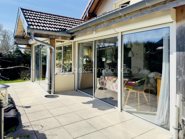 Dans un environnement privilégié, au calme absolu, cette superbe maison familiale de type 6 offre un cadre de vie rare, recherché pour sa tranquillité et sa qualité de vie.
Entièrement rénovée avec soin, elle se présente aujourd’hui dans un état irréprochable : toiture neuve, excellente isolation, prestations
modernes… aucun travaux à prévoir.
Une grande partie des équipements intérieurs est récente voire neuve : éclairages, aménagements, ainsi que certains espaces entièrement refaits comme l’un des deux salons et l’escalier, apportant une vraie sensation de confort et de modernité.
L'un des deux salons est équipé d’un poêle mixte bois et granulés (pellets) neuf, avec une installation complète récente, offrant à la fois
confort, performance énergétique et ambiance chaleureuse.
Dès l’entrée, le ton est donné : une maison chaleureuse, fonctionnelle et pensée pour la vie de famille.
La pièce de vie, lumineuse et conviviale, invite naturellement aux moments de partage.
La maison développe de beaux volumes avec une distribution idéale :
3 chambres
2 salons + une salle à manger
Cuisine récente entièrement équipée
Bureau, dressing
Salle de bain + salle d’eau
Entrée avec rangements
Buanderie
À l’extérieur, le charme opère immédiatement :
un magnifique terrain de plus de 1 250 m², parfaitement entretenu, offrant une vue dégagée sur les montagnes et une vraie sensation d’espace et de sérénité.
Des annexes complètent ce bien, apportant un confort de vie supplémentaire au quotidien.
Un bien rare sur le secteur de Montisel, idéal pour une famille en quête de calme, d’espace et de qualité de vie, tout en restant proche des commodités.
À découvrir sans tarder — coup de cœur assuré.
Vidéo et site du bien sur demande.