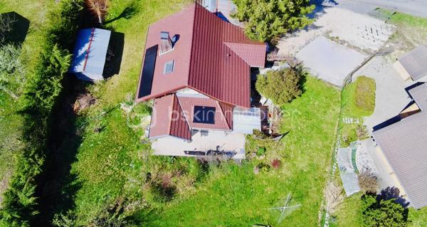 Dans un environnement privilégié, au calme absolu, cette superbe maison familiale de type 6 offre un cadre de vie rare, recherché pour sa tranquillité et sa qualité de vie.
Entièrement rénovée avec soin, elle se présente aujourd’hui dans un état irréprochable : toiture neuve, excellente isolation, prestations
modernes… aucun travaux à prévoir.
Une grande partie des équipements intérieurs est récente voire neuve : éclairages, aménagements, ainsi que certains espaces entièrement refaits comme l’un des deux salons et l’escalier, apportant une vraie sensation de confort et de modernité.
L'un des deux salons est équipé d’un poêle mixte bois et granulés (pellets) neuf, avec une installation complète récente, offrant à la fois
confort, performance énergétique et ambiance chaleureuse.
Dès l’entrée, le ton est donné : une maison chaleureuse, fonctionnelle et pensée pour la vie de famille.
La pièce de vie, lumineuse et conviviale, invite naturellement aux moments de partage.
La maison développe de beaux volumes avec une distribution idéale :
3 chambres
2 salons + une salle à manger
Cuisine récente entièrement équipée
Bureau, dressing
Salle de bain + salle d’eau
Entrée avec rangements
Buanderie
À l’extérieur, le charme opère immédiatement :
un magnifique terrain de plus de 1 250 m², parfaitement entretenu, offrant une vue dégagée sur les montagnes et une vraie sensation d’espace et de sérénité.
Des annexes complètent ce bien, apportant un confort de vie supplémentaire au quotidien.
Un bien rare sur le secteur de Montisel, idéal pour une famille en quête de calme, d’espace et de qualité de vie, tout en restant proche des commodités.
À découvrir sans tarder — coup de cœur assuré.
Vidéo et site du bien sur demande.