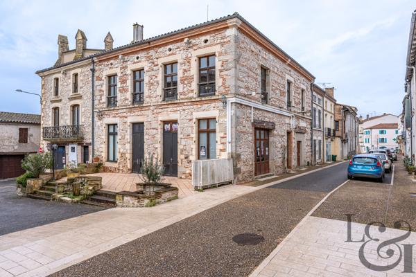 Maison de ville aménagée en salle de spectacle à vendre à Monclar d'Agenais