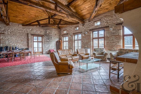 Maison de ville aménagée en salle de spectacle à vendre à Monclar d'Agenais