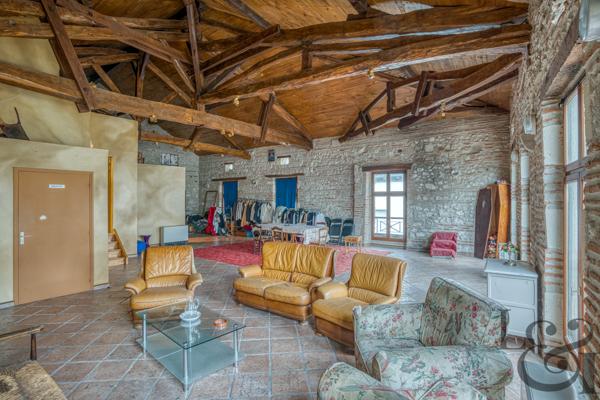 Maison de ville aménagée en salle de spectacle à vendre à Monclar d'Agenais