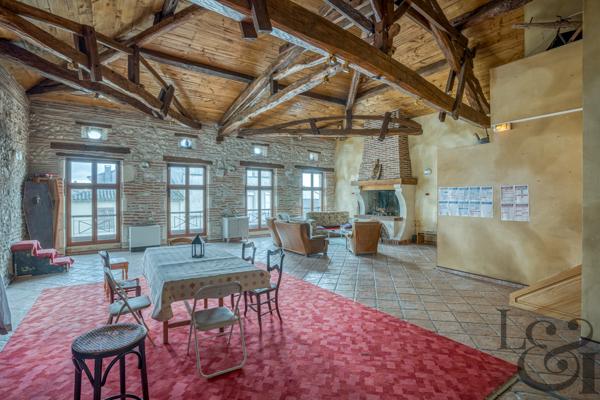 Maison de ville aménagée en salle de spectacle à vendre à Monclar d'Agenais