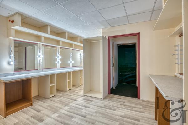 Maison de ville aménagée en salle de spectacle à vendre à Monclar d'Agenais