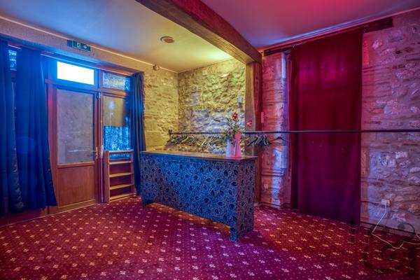 Maison de ville aménagée en salle de spectacle à vendre à Monclar d'Agenais